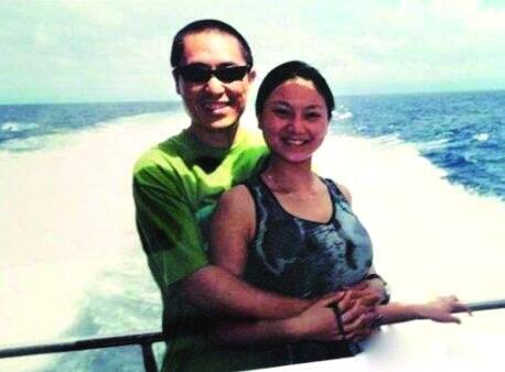 张艺谋娇妻青涩旧照曝光，曾是舞蹈演员，二人相识20年恩爱如初