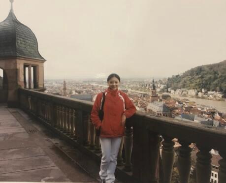 张艺谋娇妻青涩旧照曝光，曾是舞蹈演员，二人相识20年恩爱如初