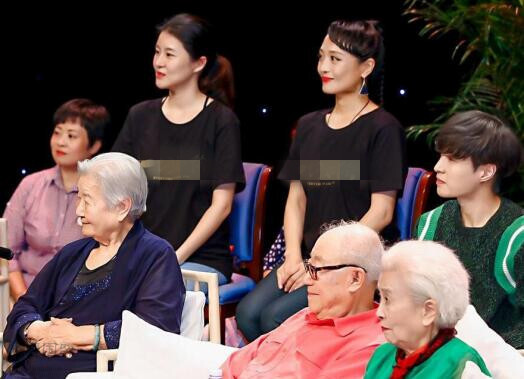 黄宏26岁女儿近照曝光，童星出身如今已成为一名导演