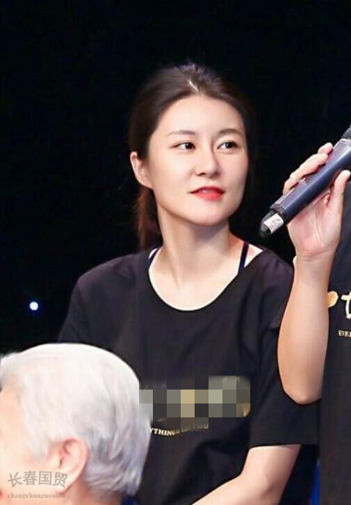 黄宏26岁女儿近照曝光，童星出身如今已成为一名导演