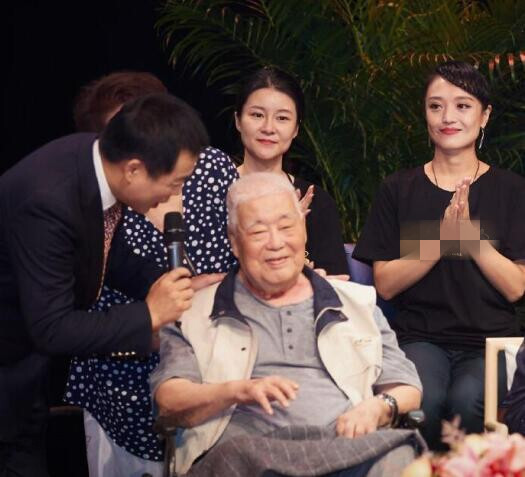 黄宏26岁女儿近照曝光，童星出身如今已成为一名导演