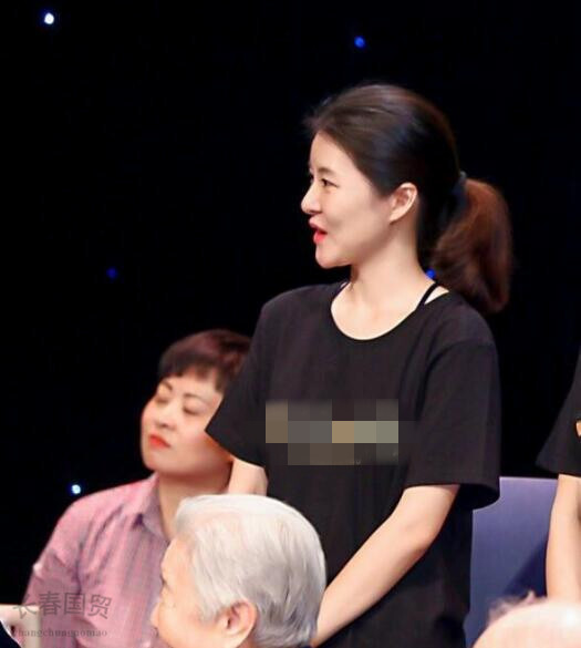 黄宏26岁女儿近照曝光，童星出身如今已成为一名导演