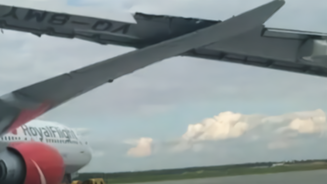 莫斯科机场发生撞机事故,飞北京航班机翼被撞