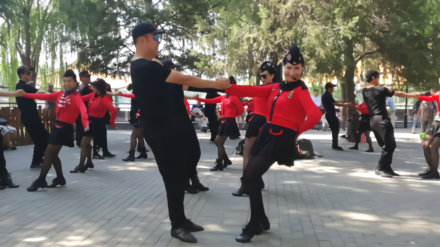 两位老师带领大家练习张孝花水兵舞第三套,歌