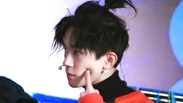 易烊千玺军训晒黑，在中戏被网友偶遇，调侃其为：一团黑云。