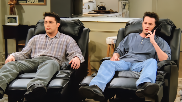 乔伊和钱德勒躺在新沙发上看电视，叫外卖都要送到对面