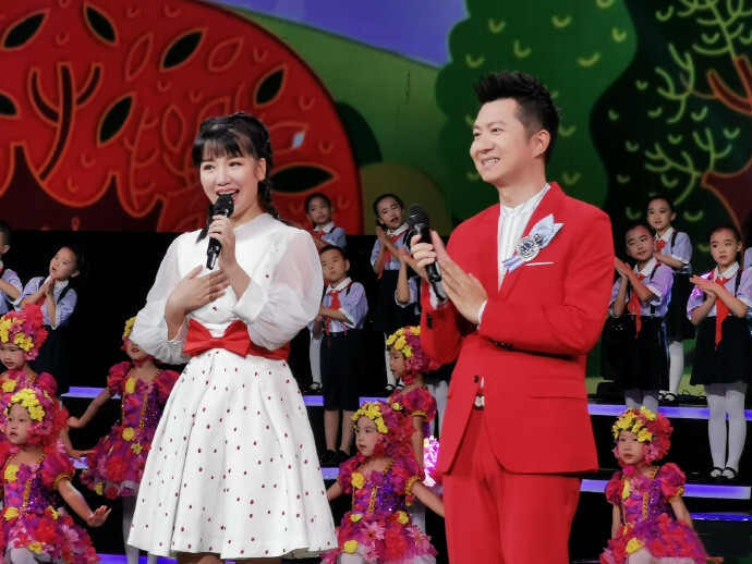 央视少儿主持人红果果产女后首次复出身材苗条美如少女