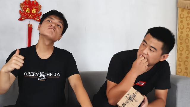 姐夫跟小舅子吹牛，姐夫却为25元钱颜面扫地，两人对话太有意思