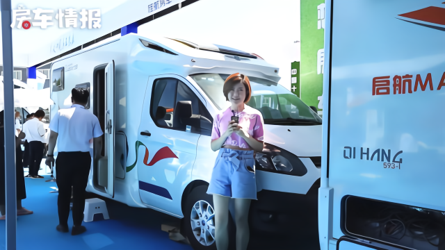 适合3口使用的福特房车，汽油自动挡，高度2.7米，卫生间空间