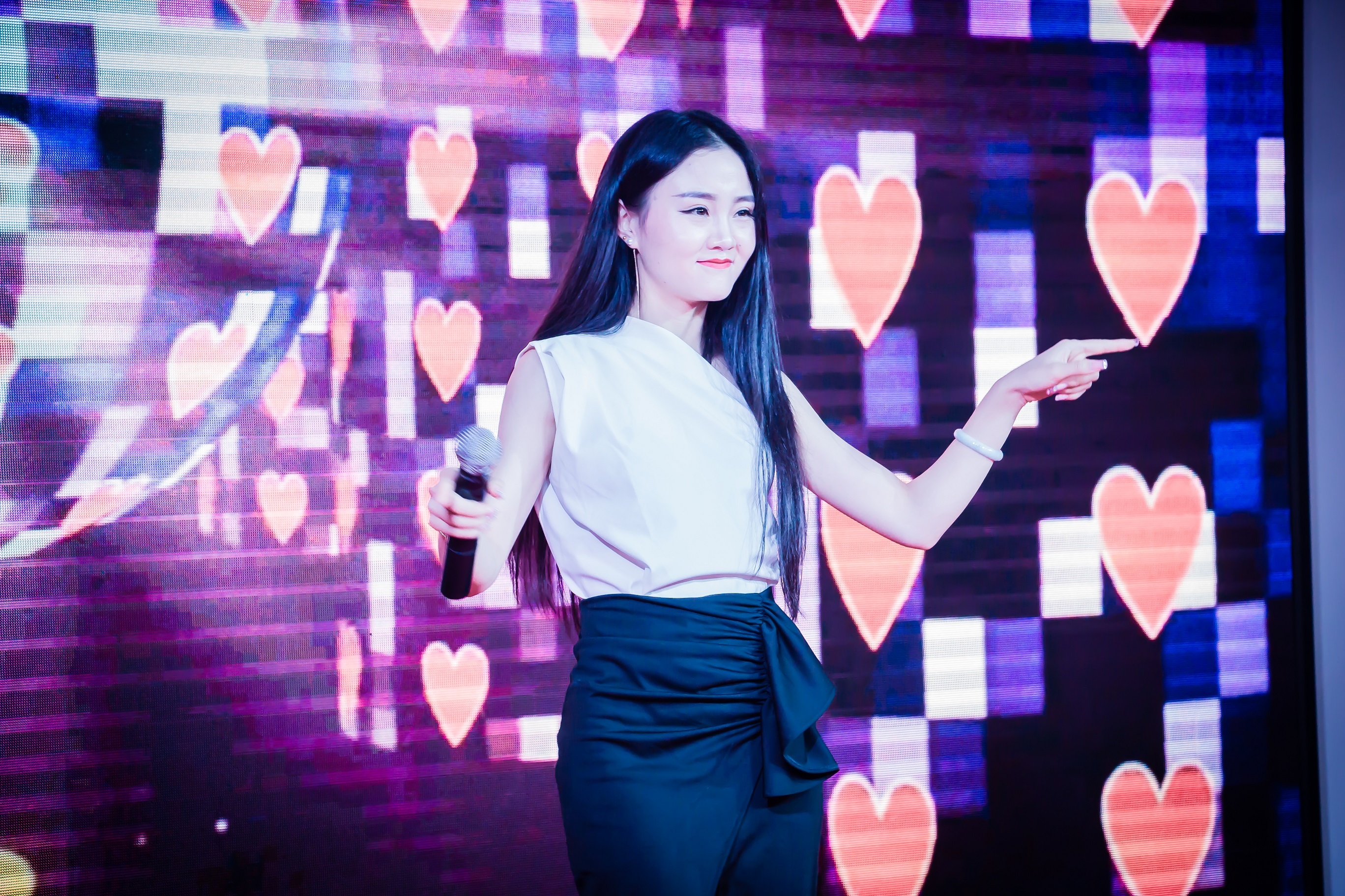随后,网红歌手二小姐演唱《丁丁》《爱情一阵风》和《我的快乐就是