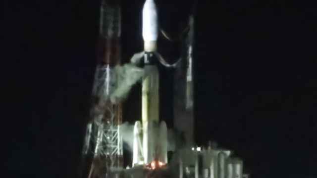 现场！日本H2B运载火箭发射前发射台起火 冒出大量白烟