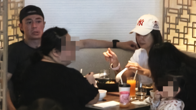 林心如一家三口罕见同框！林心如忙喂孩子吃饭，霍建华当甩手大爷