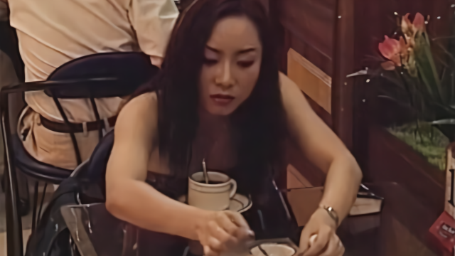 新婚之夜前一晚,美女表情惆怅,老妈赶紧安慰!