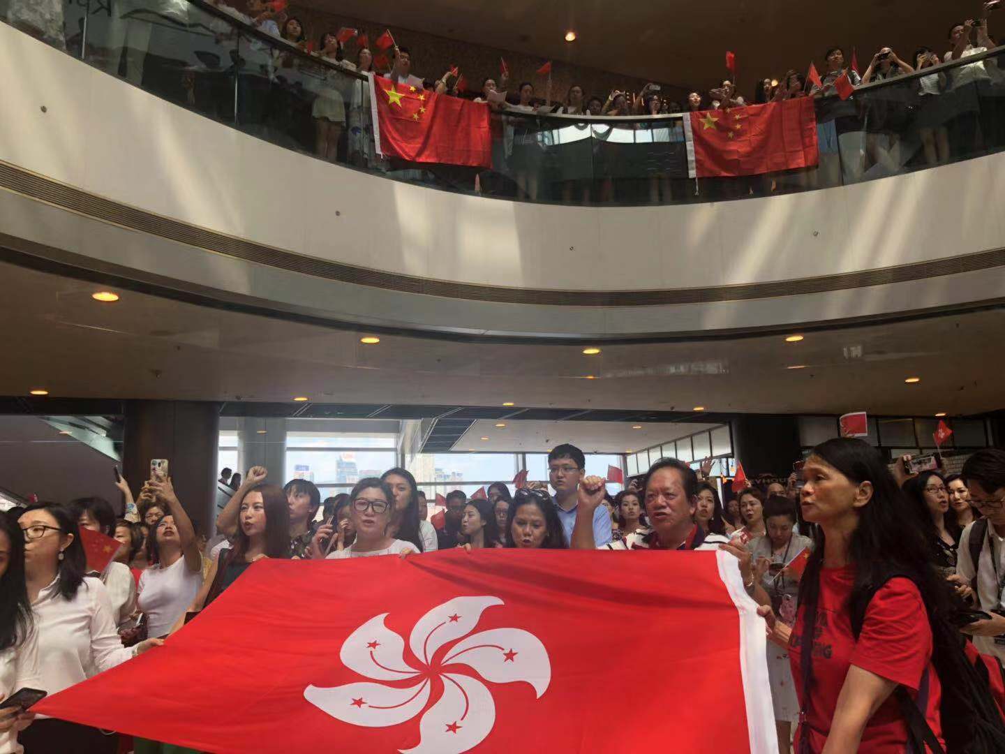 大批香港市民ifc"快闪"唱国歌 高呼"中国香港加油"