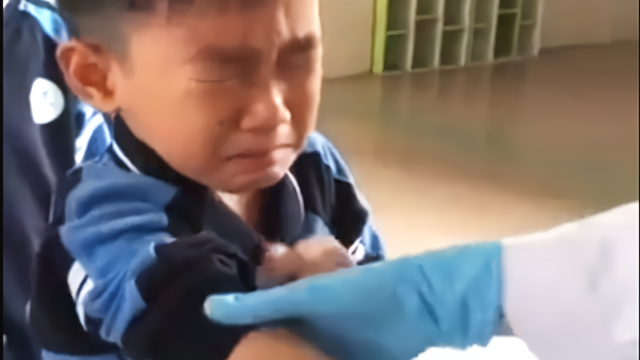山东方言爆笑配音：小学生第一次打针时的情形，小学生：我太难了