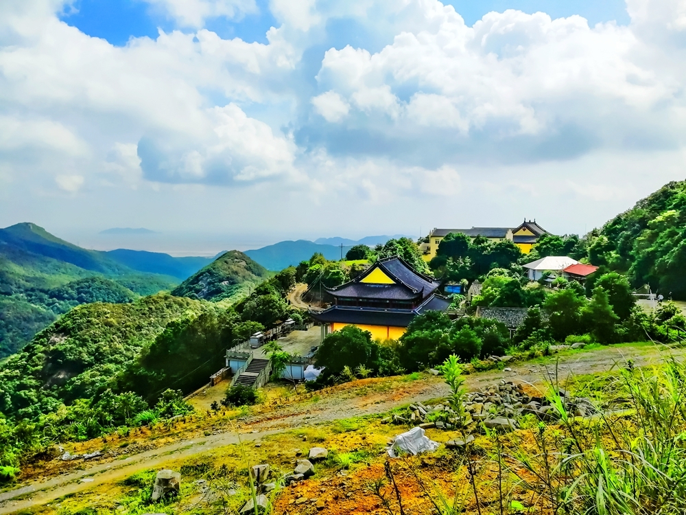 象山有座白岩山,半山腰有座神奇的白龙寺,山顶还有座小布达拉宫