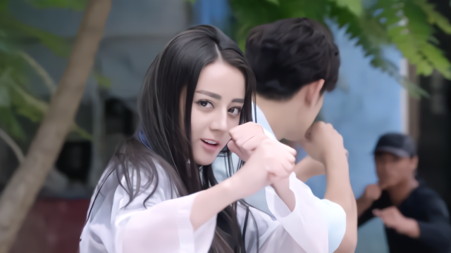 麻辣变形计:关小迪梁大巍联手对敌,将对手打倒