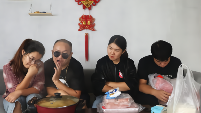 抠门夫妻真有办法，只用火锅底请朋友吃饭，打电话让朋友带菜带肉