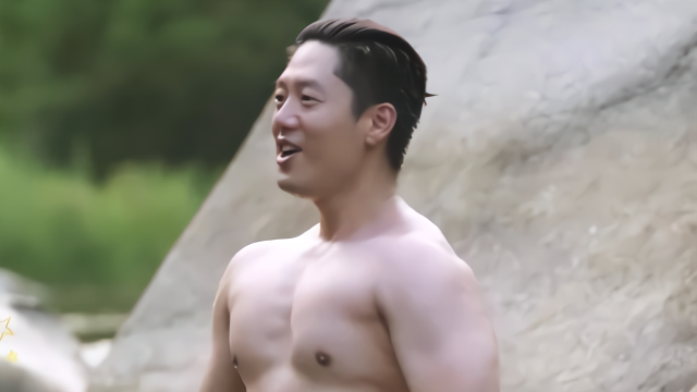 凌潇肃彻底放飞自我疯狂秀腹肌