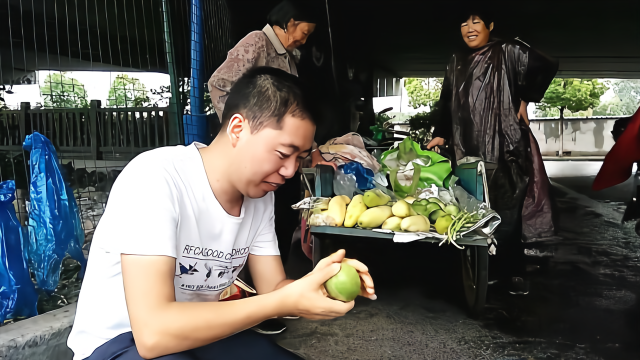 当归村新农哥吃农村78岁奶奶自种的香瓜，吃得放心！馋人