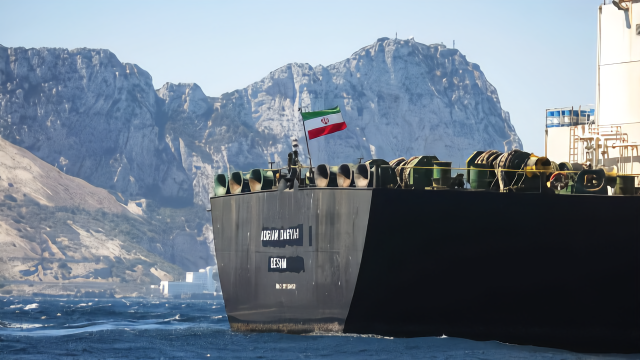 伊朗被扣油轮改名字后，终于抵达叙利亚港口，卸下210万桶石油