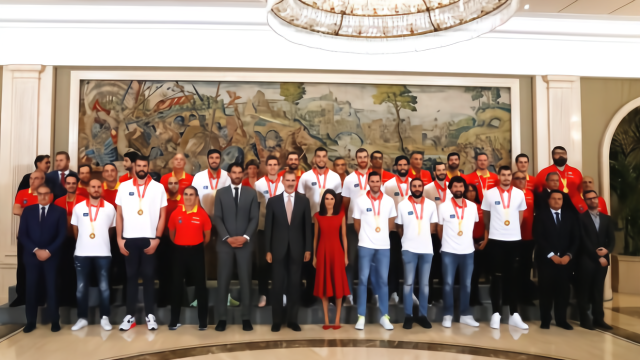 西班牙国王和王后接见赢得2019年世界杯冠军的西班牙男篮