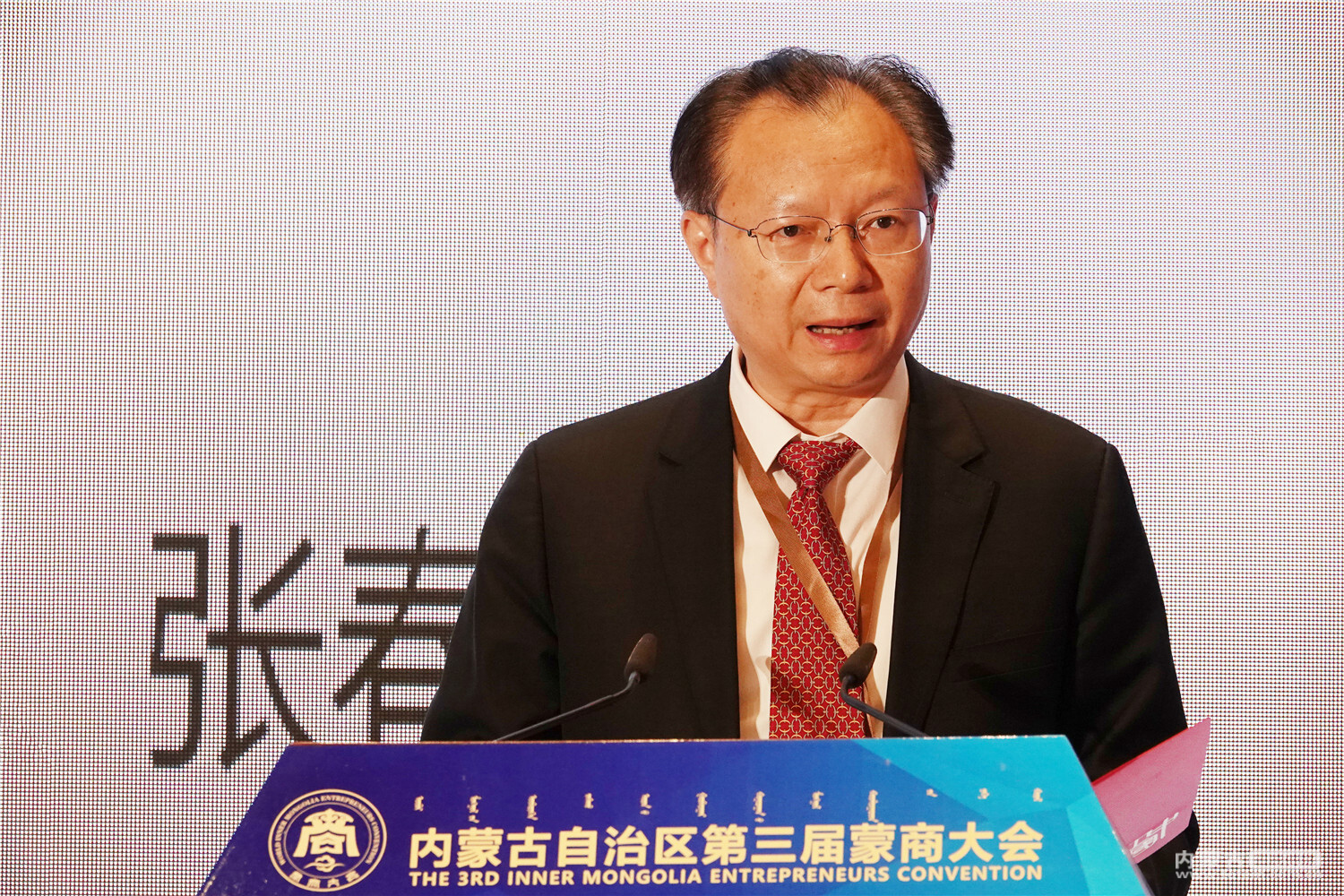 中国农业银行内蒙古分行行长张春林作推介.