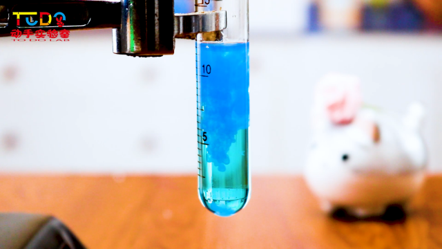 硫酸铜与氢氧化钠反应，竟然生成了漂亮的蓝色！