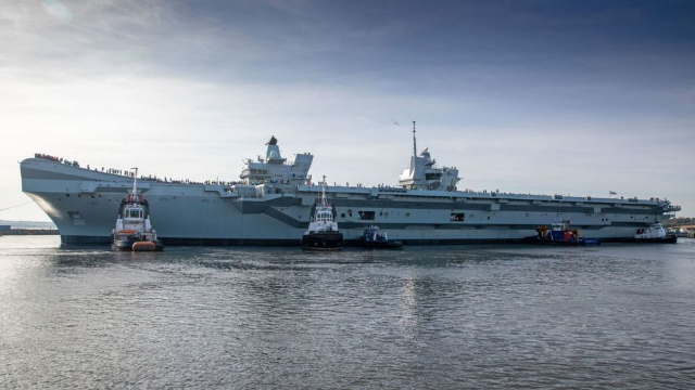 实拍：英国第2艘航母离开造船厂即将首次海试 预计明年服役