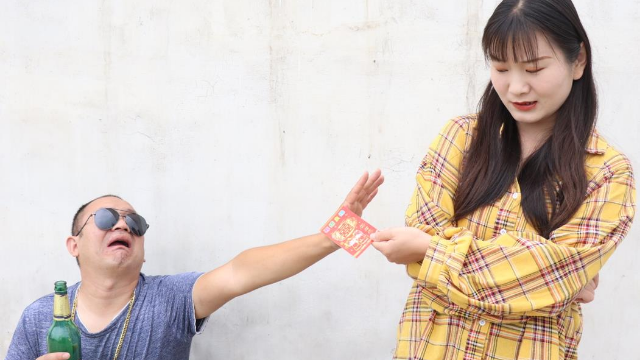 二货相亲被美女拒绝，借酒消愁又惨被姑娘补刀打脸，心碎了一地