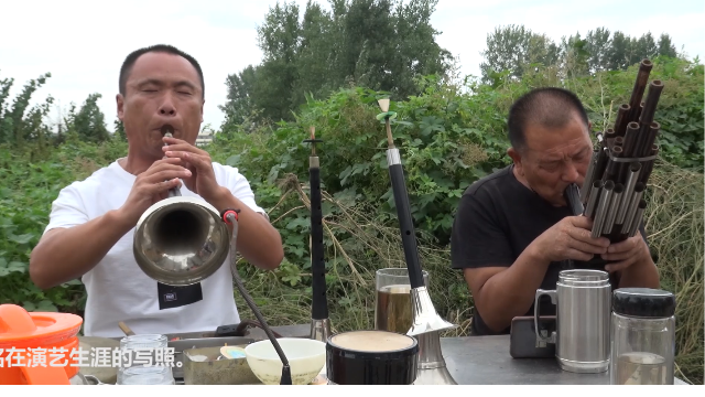 民间唢呐大哥演奏歌曲《一壶老酒》,催人泪下