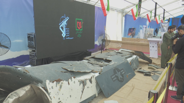 伊朗军方对外举办展出仪式 展出物品是被击落和捕获的美国无人机