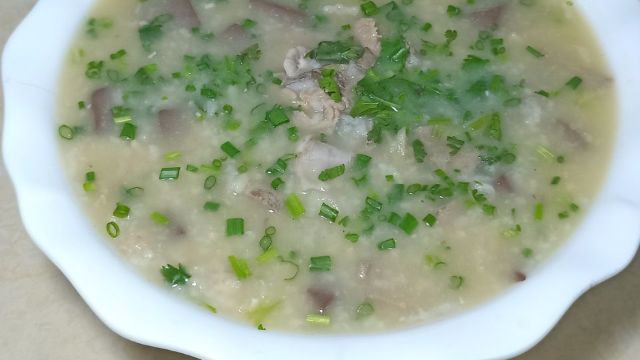 老广痴迷的猪杂粥，原来做法这么简单，粥鲜味浓，学会回家露一手