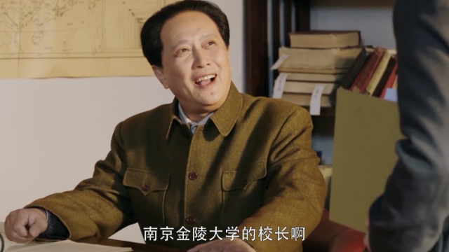 李讷这待遇真好,竟和毛爷爷和周总理逗趣!