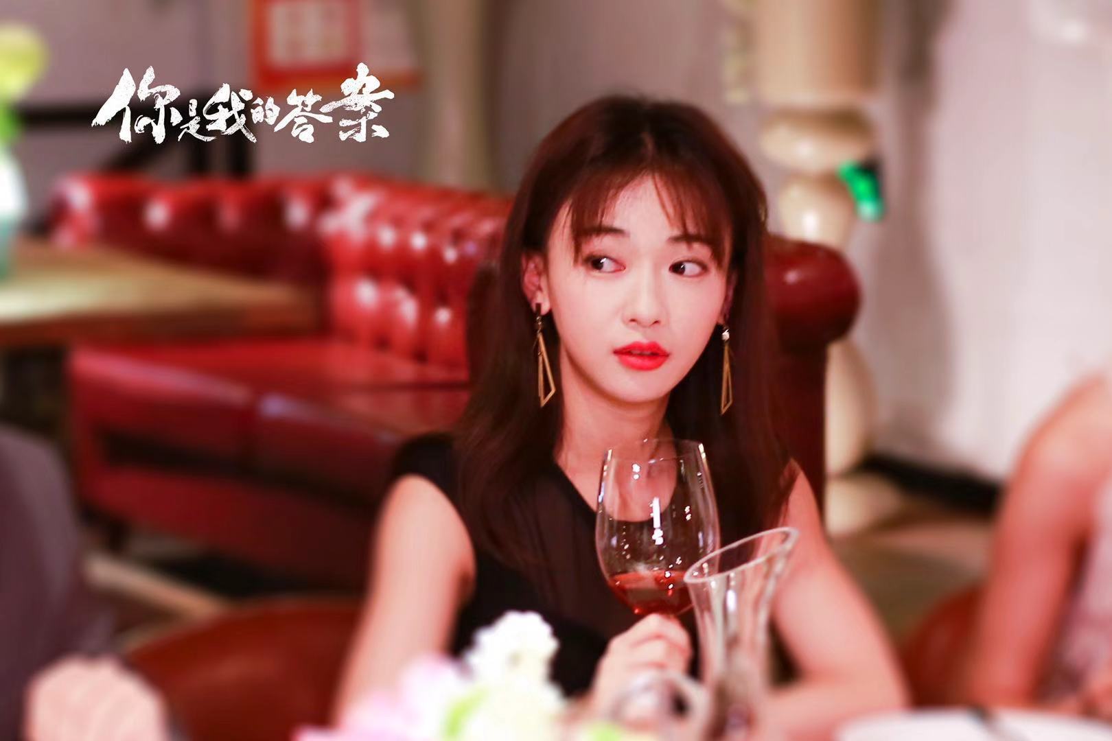 「鹤鸣钟润」吴谨言《答案》造型吸睛 轻松诠释清甜风引热捧