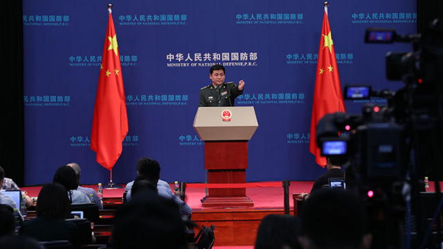 中国两栖攻击舰首舰为何国庆节前下水？国防部回应