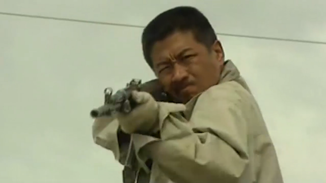 白宝山隐藏许久,找准机会直接向哨兵开枪,真是悍匪!