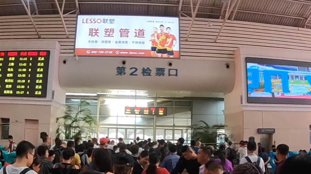 小伙从大连坐火车去呼伦贝尔大草原，坐绿皮火车，而且是站票