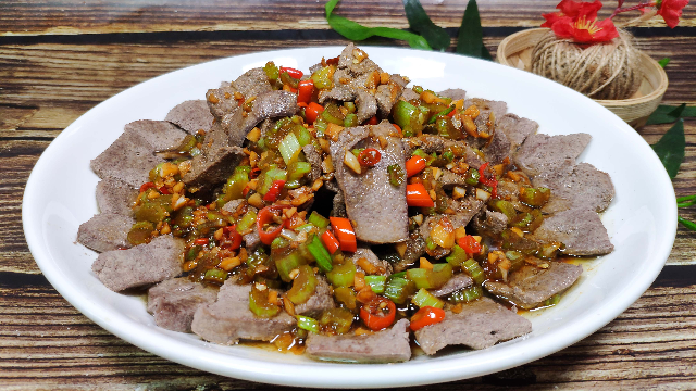 猪肝最简单的吃法，只需两个步骤，鲜香开胃，没有一点腥味！