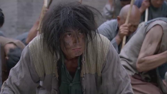 初一赵家老太太,发救济粮行善事,柳天赐也混在乞丐中间