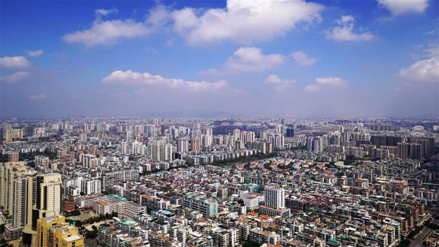 广东境内有一城市，曾是广东第二大城市，与深圳齐名，今沦为三线