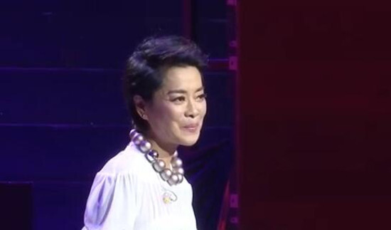 [长春国贸娱乐]56岁毛阿敏近照曝光，如今身价已过百亿