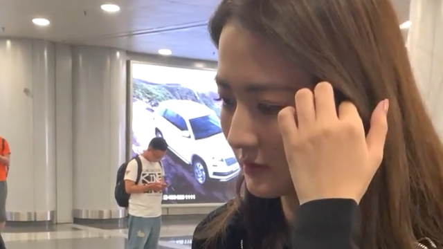 张铭恩女朋友徐璐撩头发的样子好美啊！