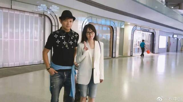 「长春国贸娱乐」50岁罗中旭和48岁杨钰莹合影照曝光，网友：“我长大了，你们还未老！”
