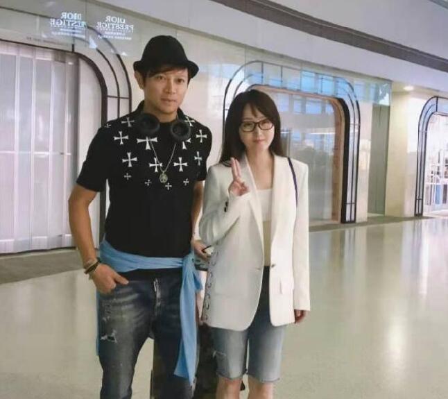「长春国贸娱乐」50岁罗中旭和48岁杨钰莹合影照曝光，网友：“我长大了，你们还未老！”
