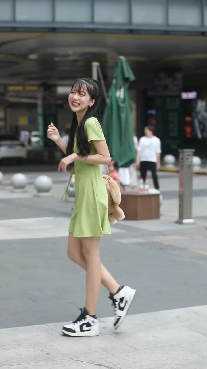 时尚街拍,来自无锡的小姐姐,一个人在街上自娱自乐