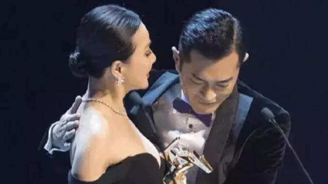 刘嘉玲拥抱古天乐，肩带滑落意外走光！他的反应瞬间暴露人品