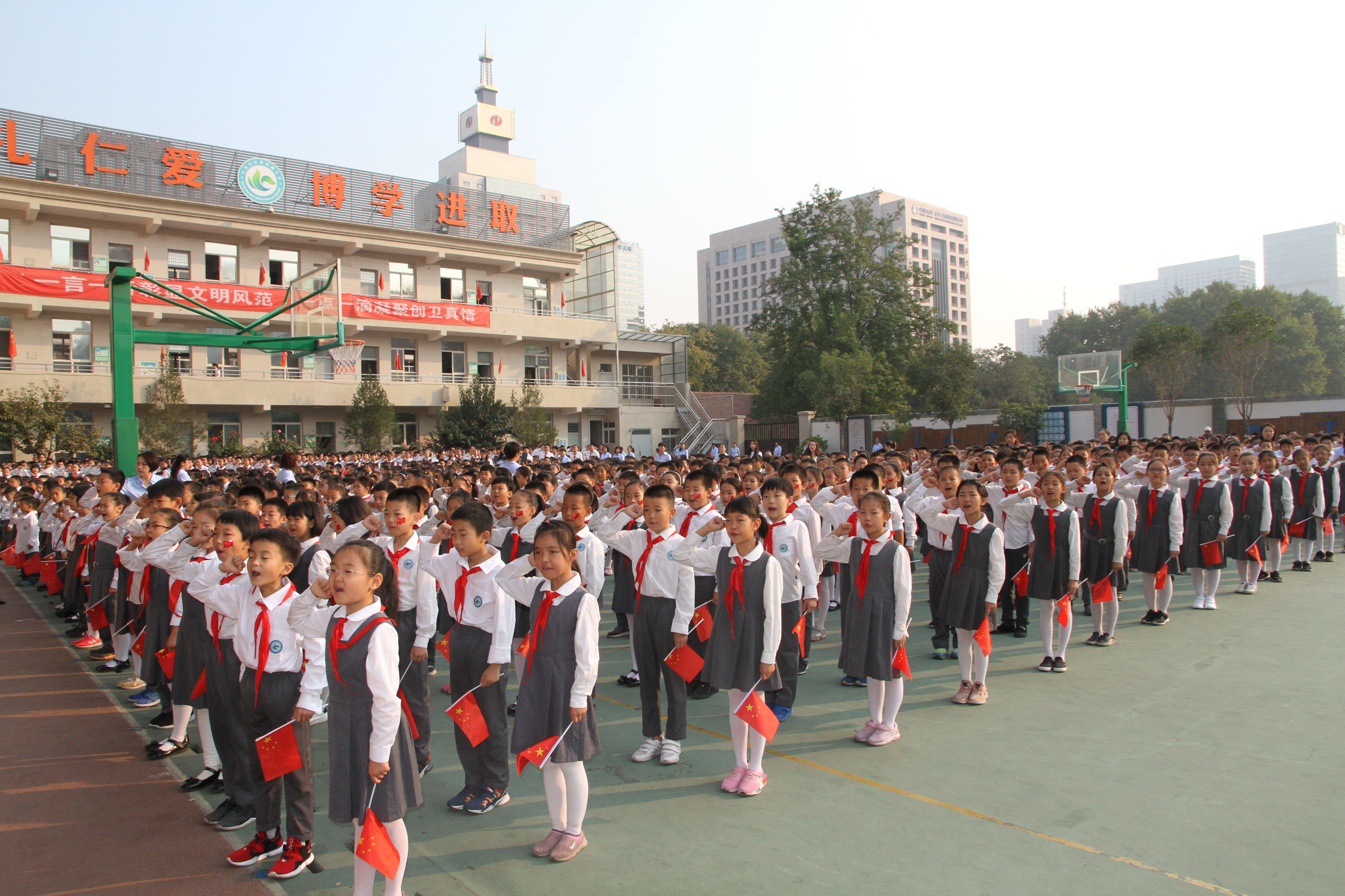 石家庄市维明路小学隆重举行升旗仪式