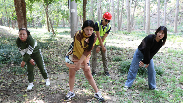 绝地求生真人版:沙雕三姐弟装丧尸,结果跟丧尸