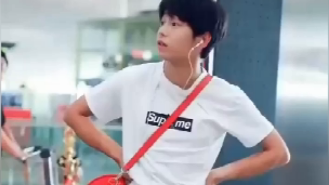 彭昱畅这红色大包是真接地气啊！活像小商店进货老板